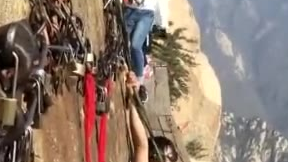高峰攀岩险象环生